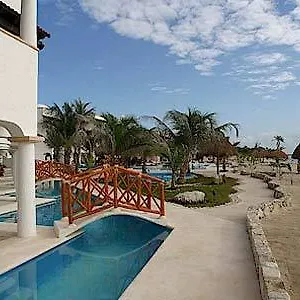 hidden-beach-resort-au-naturel-club-gourmet-all-inclusive.allrivieramayahotels.com/